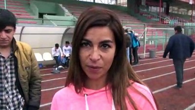 futbol turnuvasi - Cizre'de, lise futbol takımı bayan antrenörle sahaya çıktı - ŞIRNAK Videosu