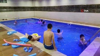 engelli cocuk -  Özel çocukların havuz keyfi  Videosu
