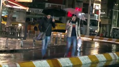  Taksim’de gece başlayan yağmur sabah saatlerinde etkili oluyor 