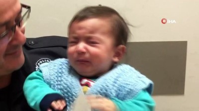 bebek -  8 aylık bebeği sokağa bırakıp kaçtılar  Videosu