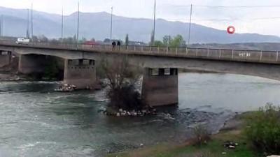 yasli kadin -  Herkesin gözü önünde köprüden atladı  Videosu