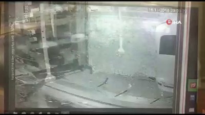  Kadıköy'de muhtarlığa saldıran şahıslar kamerada 