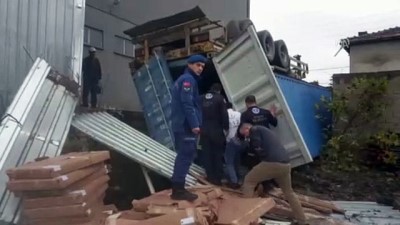 Mobilya fabrikasında konteyner devrildi: 2 ölü, 1 yaralı - BURSA