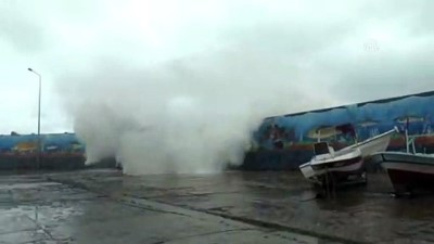 Şiddetli fırtına limandaki tekneyi batırdı - DÜZCE