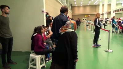 kucuk kiz - Torununu izlemek için 950 kilometrelik yoldan geldi - MERSİN  Videosu