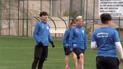 kadin futbolcu - Yabancı kadın futbolcular Hakkari'de mutlu Videosu