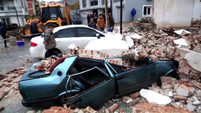 Yağış nedeniyle kerpiç ev çöktü araçlar zarar gördü (2) - MUĞLA