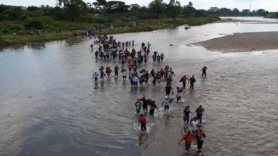 'Göçmen kervanı' kara sınırını kapatan Meksika'ya nehir üzerinden geçti
