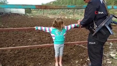  Babalarının çite bağladığı 2 çocuğu polis kurtardı 