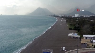  Dünyaca ünlü sahilde denize bir tek o girdi 