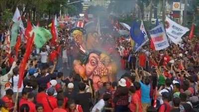 Filipinler'de sol görüşlü eylemciler Duterte, Trump ve Şi'nin kuklasını yaktı