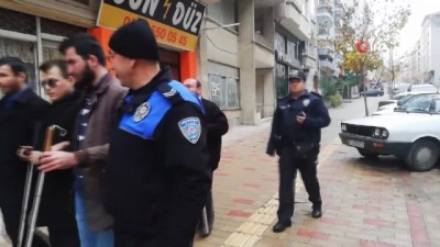 emniyet muduru -  Görme engelli vatandaşlar emniyet müdürü ile yürüyerek sarı çizgilerin önemine dikkat çekti Videosu