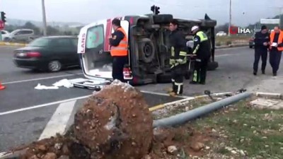 saglik calisanlari -  Hasta taşıyan ambulans kaza yaptı: 4 yaralı Videosu