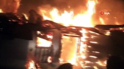  Koyulhisar'da çıkan yangında 7 ev küle döndü 