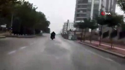 kaygan zemin -  Motosiklet sürücüsünün tehlikeli hareketleri kamerada  Videosu