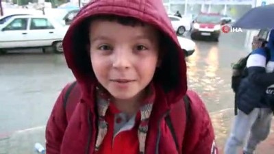 kis saati -  Öğrenciler okul çıkışı sağanak yağmura tutuldu Videosu
