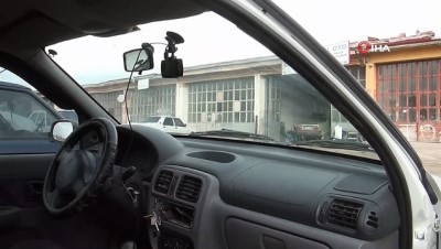 elektrik diregi -  Önüne çıkan araçtan kaçarken refüjdeki direğe çarptı ...Kaza anı, saniye saniye araç kamerasına yansıdı Videosu