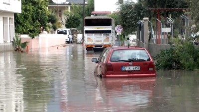Sağanak nedeniyle araçlar yolda mahsur kaldı - MERSİN 