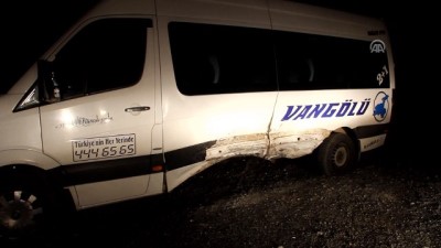dinlenme tesisi - Van'da otomobille minibüs çarpıştı: 1 ölü, 18 yaralı Videosu