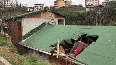 Hafif ticari araç evin çatısına düştü - KOCAELİ 