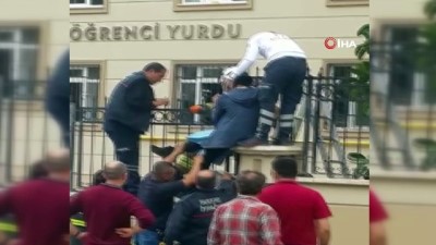  Hatay’da eli demir parmaklıklar sıkışan öğrenci kurtarıldı