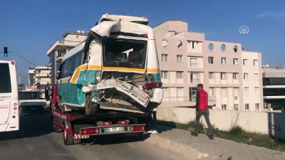 yolcu tasimaciligi - İzmir'de kamyon yolcu minibüsüne çarptı: 13 yaralı Videosu