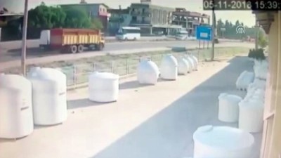 yolcu minibus - Kamyon yolcu minibüsüne çarptı: 1 ölü, 12 yaralı - Kaza anı - İZMİR Videosu