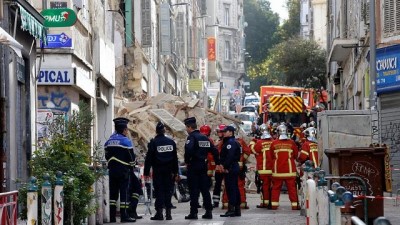 Marsilya'da iki metruk bina kendi kendine yıkıldı