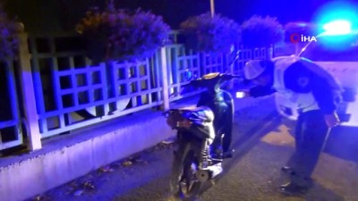 kirmizi isik -  Otomobil kırmızı ışıkta motosiklete çarptı: 1 ölü, 2 yaralı Videosu
