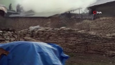  Çıkan yangını itfaiye ve köylüler beraber söndürdüler 