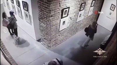  - Dali ve Goya tabloları selfie kurbanı oldu 