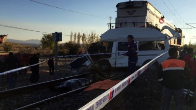  Kayseri'de tren minibüse çarptı: 2 ölü
