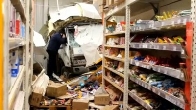 supermarket - Rusya'da freni patlayan kamyonet süpermarkete girdi Videosu