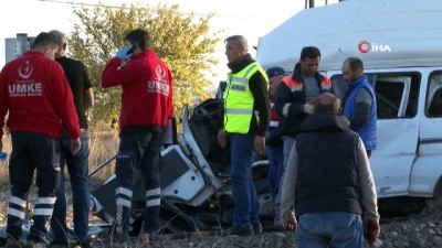  Tren ile minibüs çarpıştı: 2 ölü