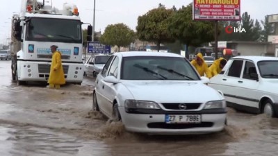  Bir saatlik yağmur yolları göle çevirdi 