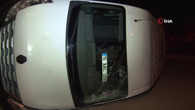  Bursa’da iki aracın çarpıştığı kazada anaokulu servis minibüsü devrildi 