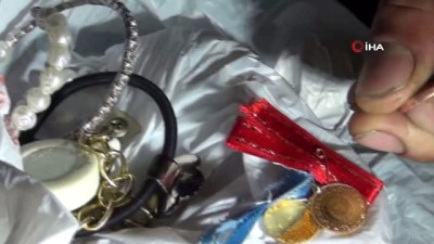 ilac parasi -  Çöpte atık kağıt ararken bulduğu altınları polise teslim etti  Videosu