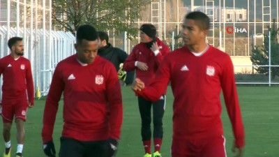 DG Sivasspor, Beşiktaş maçına yardımcı antrenörlerle hazırlanıyor