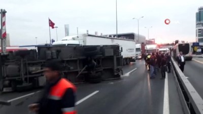  - E-5’te kamyon devrildi, trafik kilitlendi 