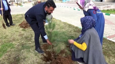  Fidan diken gazilere gül takdimi