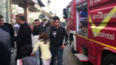  Horasan’da çıkan yangın sonrası bir mağaza kullanılamaz hale geldi 