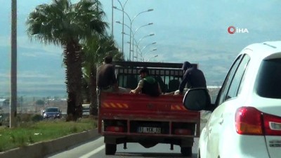  Kamyonet kasasında tehlikeli yolculuk 