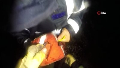  Kayalıklarda mahsur kalan 3 kişi helikopterle kurtarıldı 