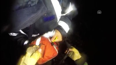 Kayalıklarda mahsur kalan 3 kişi kurtarıldı - KOCAELİ 