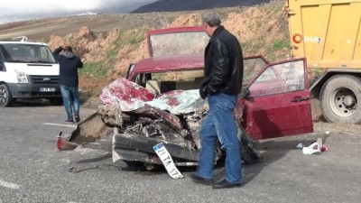  Mıcır yüklü kamyon ile otomobil kafa kafaya çarpıştı: 2’si ağır 4 yaralı 