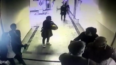 beden egitimi - Öğretmene okulda silahlı saldırı anı kamerada - İSTANBUL Videosu