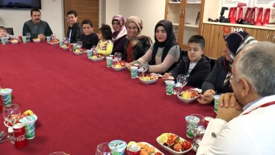  Sağlığına kavuşturduğu hastalarıyla yıllar sonra buluştu