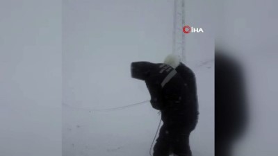 kar yagisi -  VEDAŞ ekibi tipiye yakalandı, yine de pes etmedi  Videosu