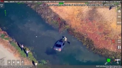 polis takibi - ABD'de polis takibindeki araç yoldan çıkarak suya düştü Videosu