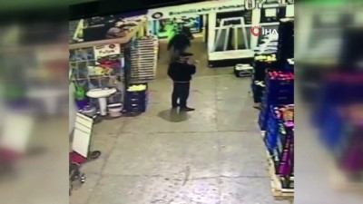  Kavgaya aldırmadı, aynada saçını düzeltti 